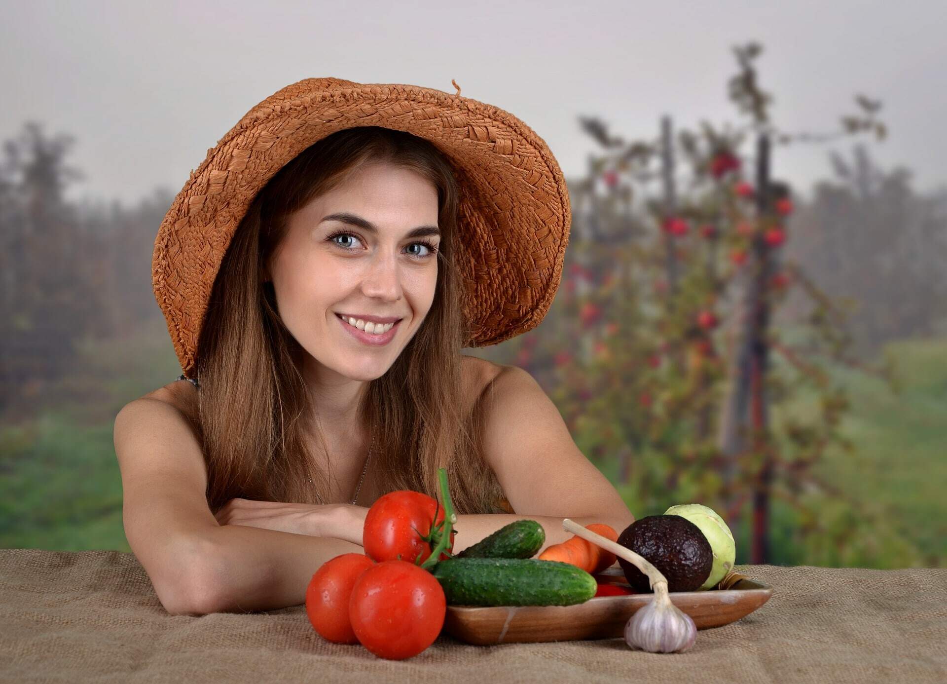 Баба натур. Девушка с помидорами. Красивая девушка с помидорами. Девушка с урожаем. Девушка с овощами.