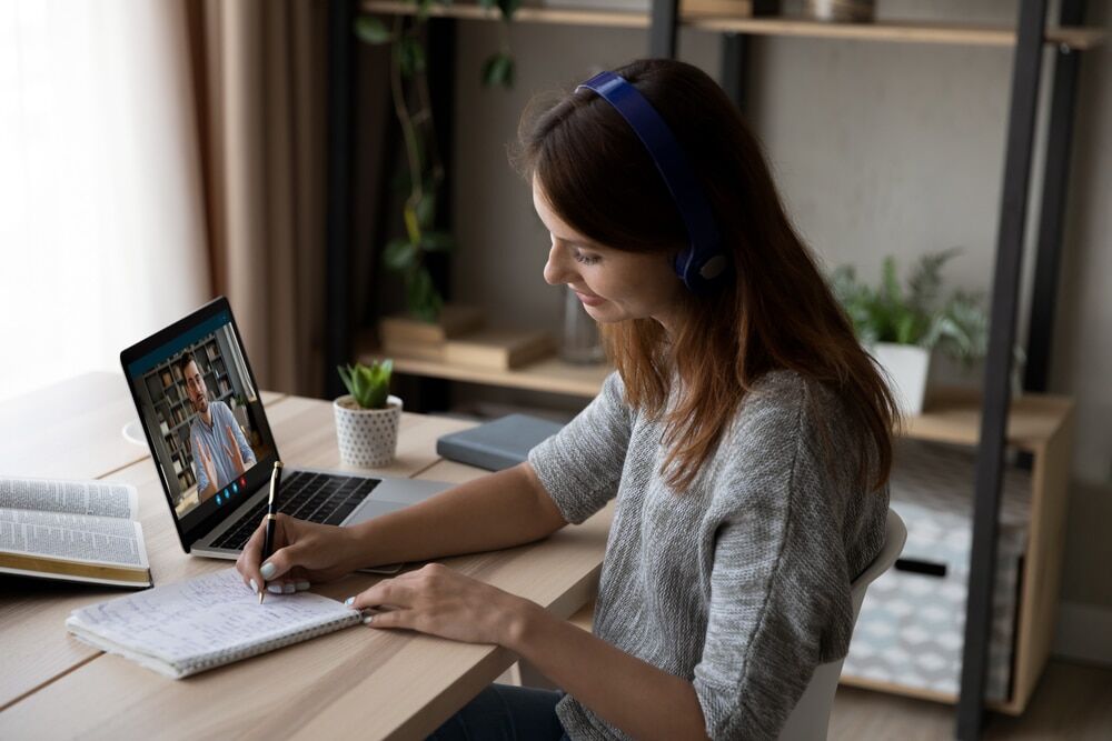 Side,View,Smiling,Young,Woman,In,Headphones,Holding,Video,Web самый результативный коуч