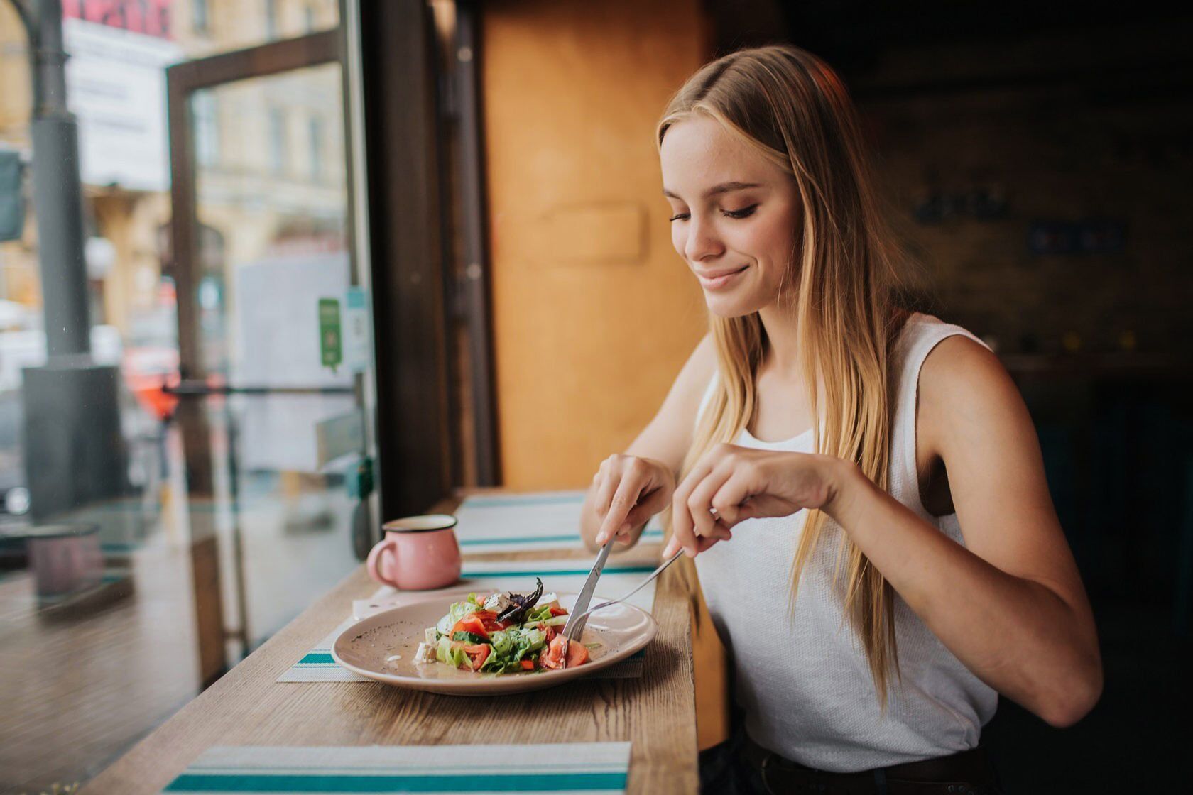 Kate cook dinner. Женщина в кафе. Девушка обедает. Девушка ужинает в ресторане. Девушка с едой.