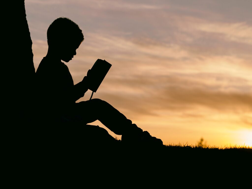 мальчик читает книгу