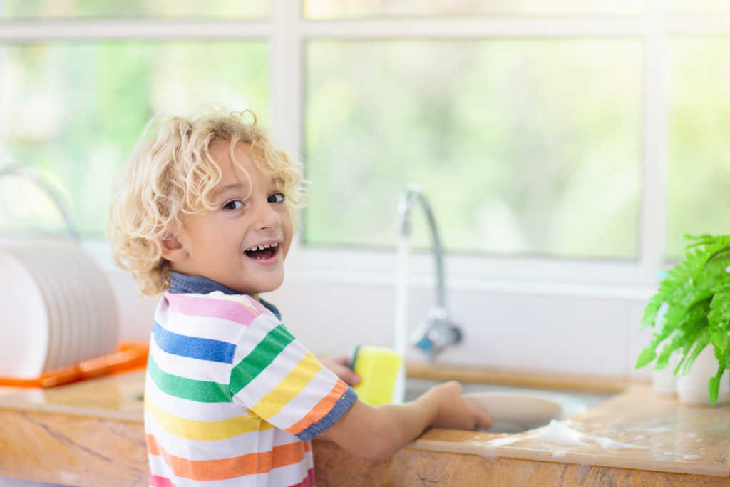 уборка: ребенок моет посуду