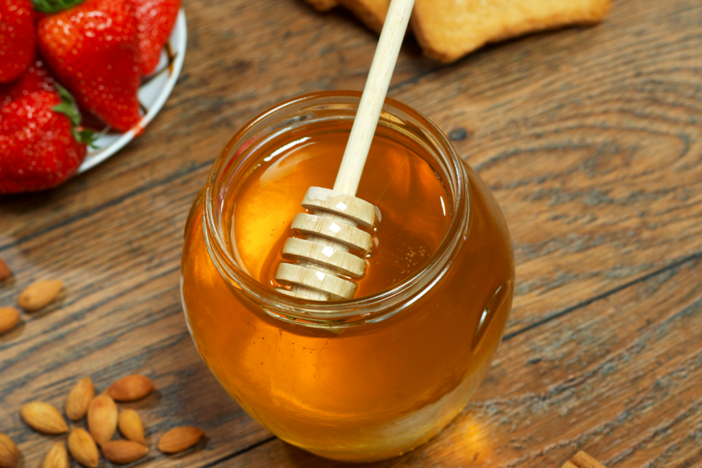 справиться со стрессом поможет здоровое питание, например, клубника и мед