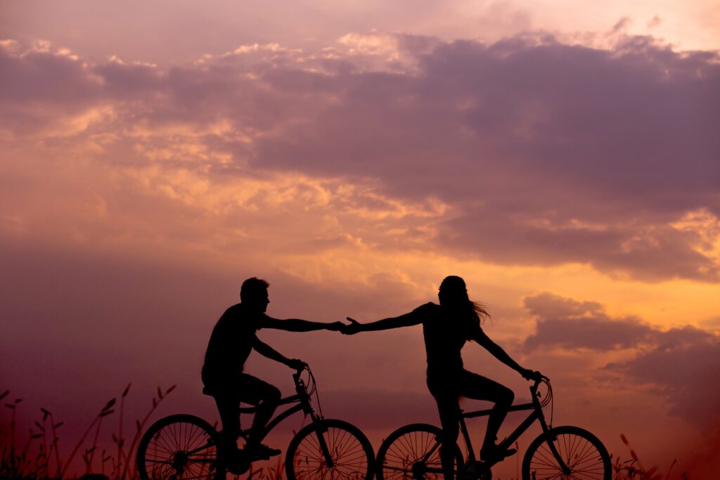 ценности: влюбленность; пара катается на велосипеде