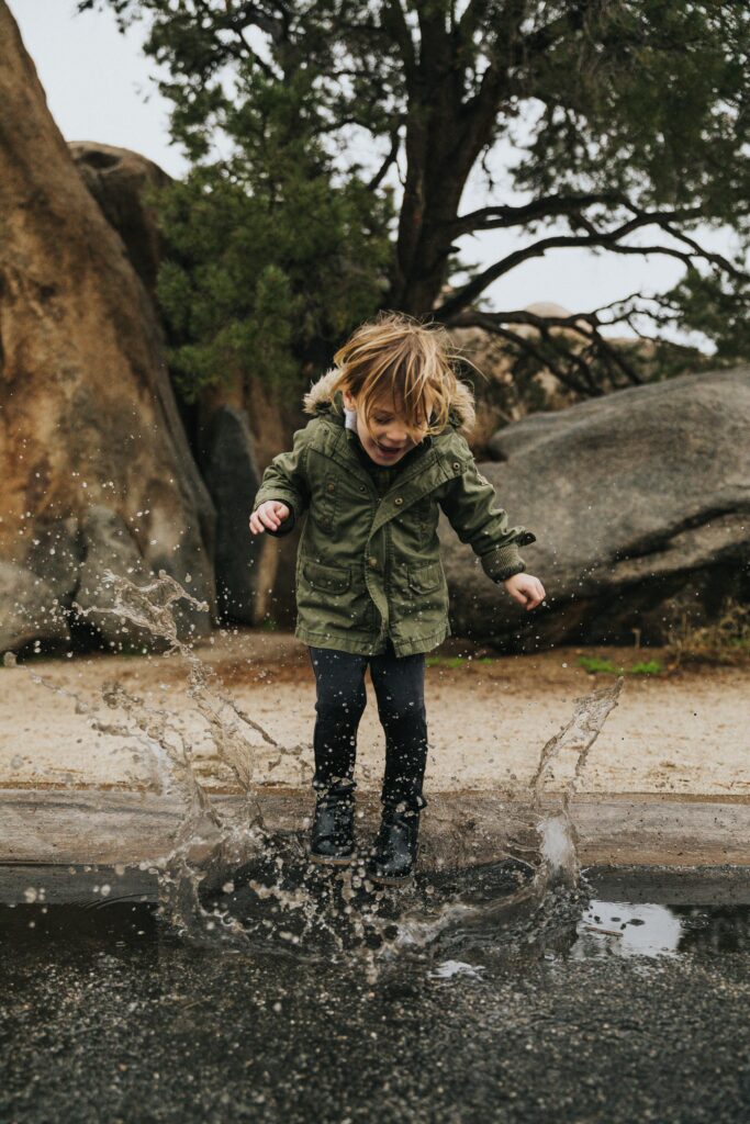 стать счастливым: ребенок радуется, прыгая в воду