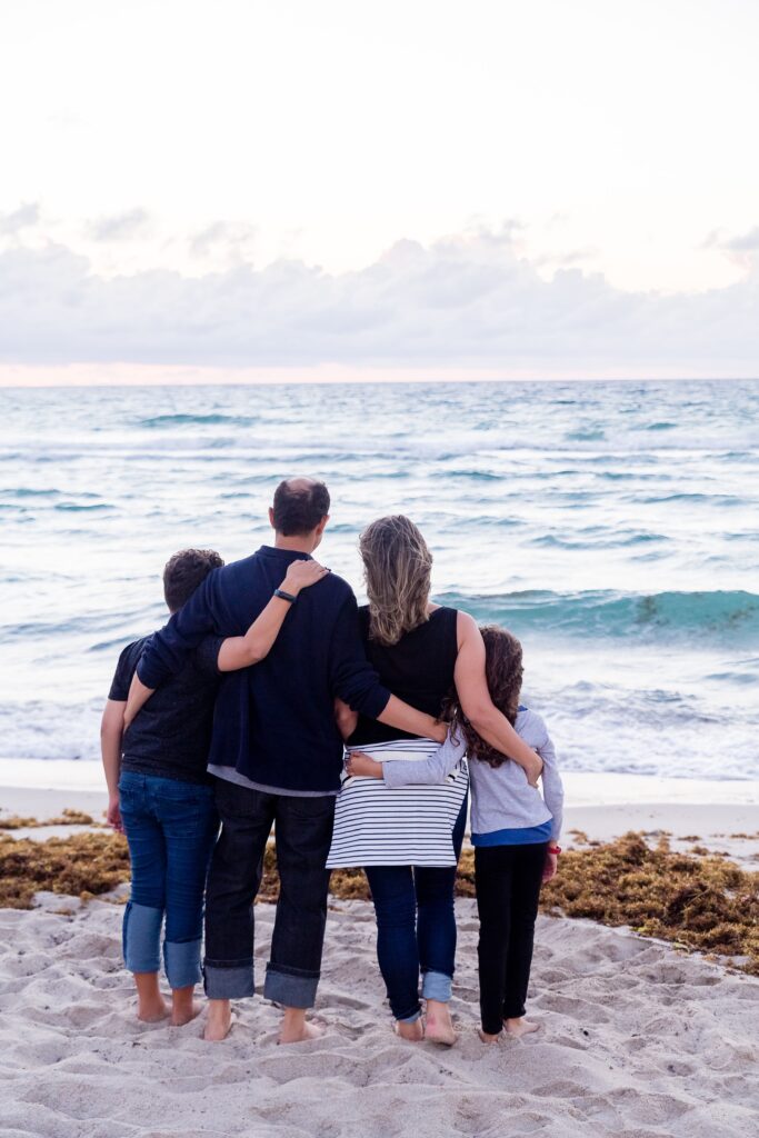 как стать счастливым: семья с детьми любуется морем