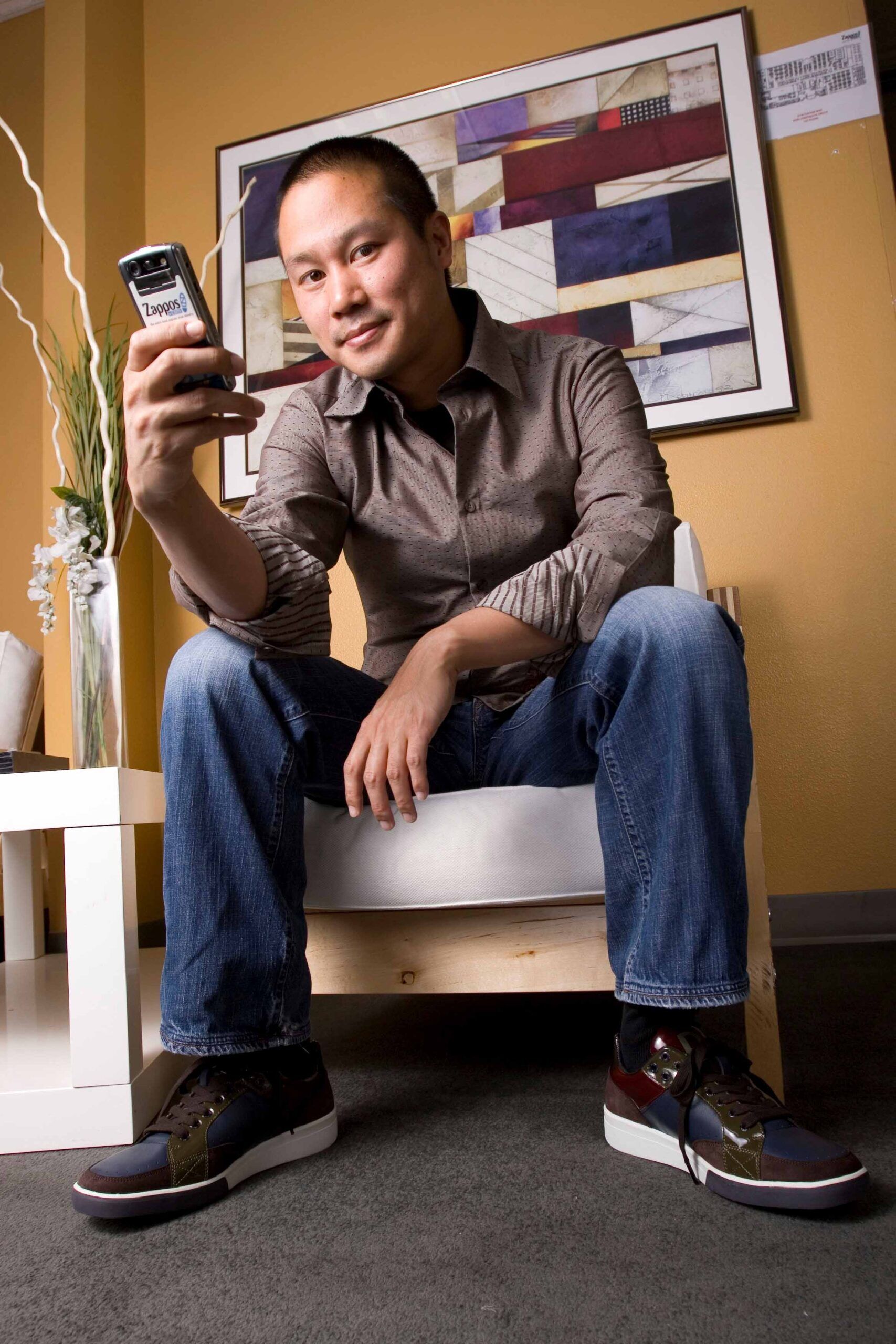 Тони шей. Тони Шей Zappos. CEO Zappos Тони Шей. Tony Hsieh.