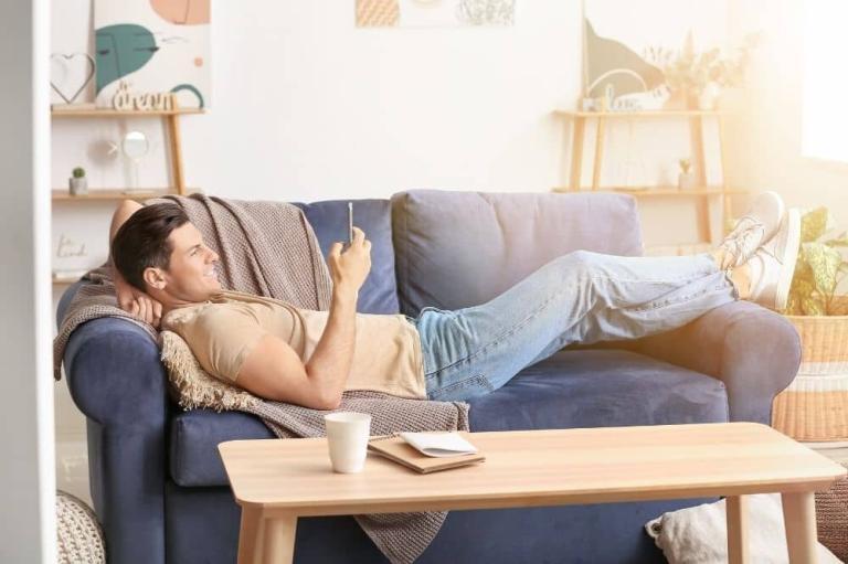 Spend day in bed. Ленивый мужчина. lazy day off. тигр на диване искусственный интеллект.